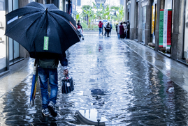 Umbrella Salesman, Milan, Italy, 2019.jpg